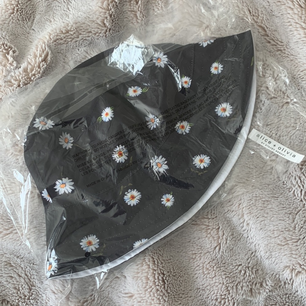Alice + Olivia reversible daisy bucket hat - Picture 4 of 9